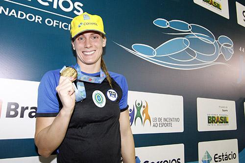 Manu e a medalha de ouro / Foto: Divulgação